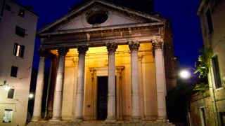 パンテオン風の教会