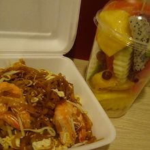 パッタイ50B、カットフルーツ50B