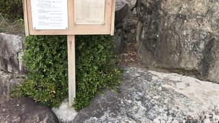 石に囲まれた井戸