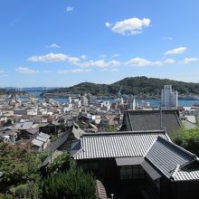 千光寺坂からも寺院の大屋根が見えます。