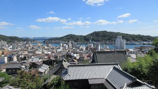 坂や石段を上り下りしながら歩きます。