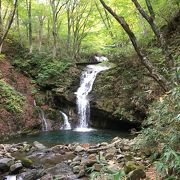 滝沿い歩きが気持ちいい