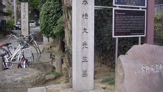 墓碑は玉林寺の門前にありました