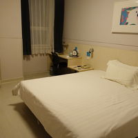 シングルルームですがベッド広め