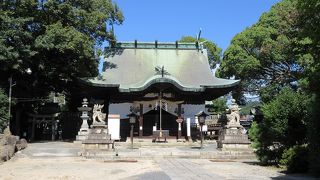 JRの線路に面しており、国道２号線から線路を渡ってすぐです。