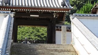 長い石段を上がります。