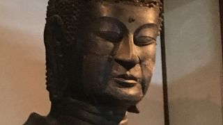 左右で表情が異なる飛鳥大仏