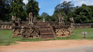 行進する象のレリーフが装飾されている