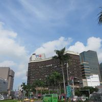 台南駅を降りた正面右の、カーブした建物