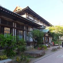 建物はけっこう大きいです。