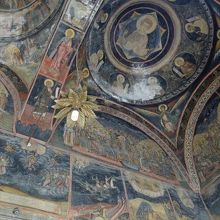 入口ポーチの天井から壁にかけてのフレスコ画は18世紀の作。