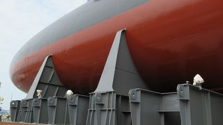 退役した海上自衛隊の潜水艦が屋外に展示されています。