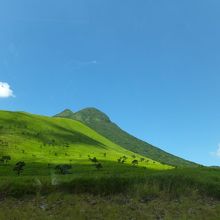 由布岳の登山口あたり。一面の草原。