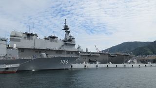 呉中央桟橋から出発。30分で自衛隊の艦船を船上から見学できます。