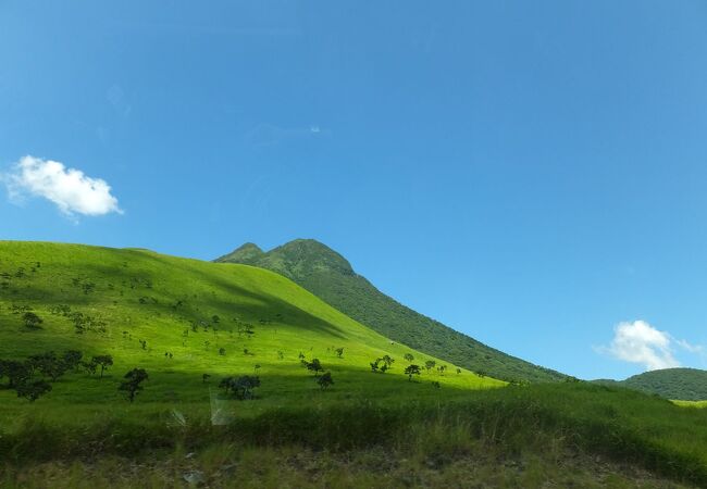 由布岳の登山口あたり。一面の草原。