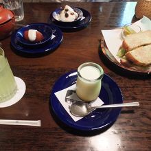 鴨サンドセット、プリン、柚子ジュース、チーズケーキ。