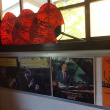 待ち席。グレゴリオ聖歌のレコードジャケットとうちわ。