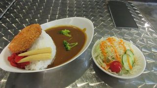 アクセス抜群の食堂です。
