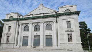 一時間半のガイド付きツアーで見学。