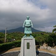 井之川岳を背景にたたずむ