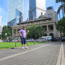 立法会大楼をバックに