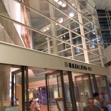 クイーンズスクエアの一番奥一階に入り口がある。