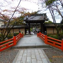 本堂向かって右側の出入門。餅屋へ続く道です。