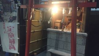 銀座の路地裏稲荷神社