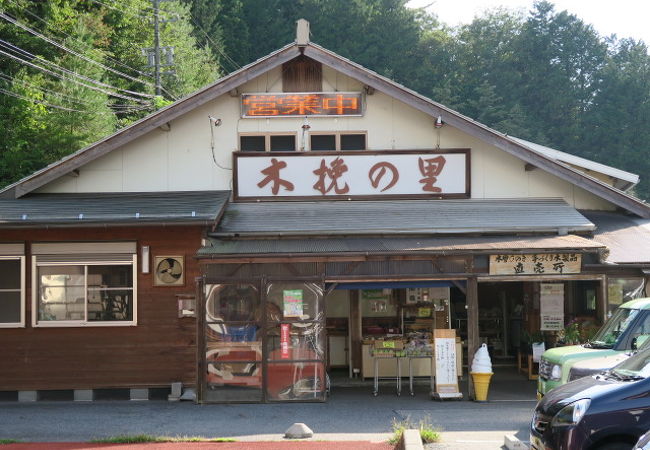 木工製品と軽食のお店
