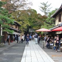 向きってあぶり餅を商う老舗２軒。