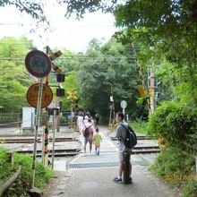 良くマナーで問題になっている踏切は神社のすぐそばです。