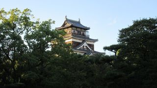 城郭という面に加え、大本営が置かれたり護国神社があったりと多様な顔を持っています。