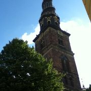 螺旋状尖塔のある教会