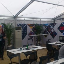 レッドブルレーシングのクラブハウスの中。レッドブル等が飲み放