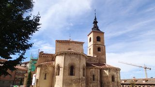 バスターミナルから水道橋のあるアソゲホ広場までの間にある教会