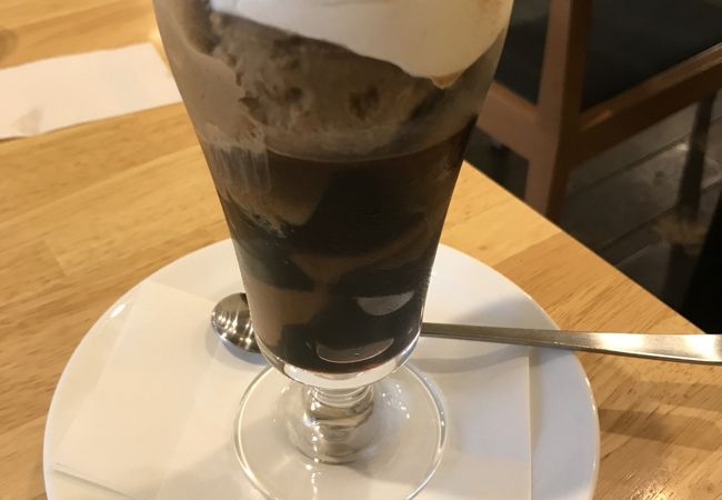 コーヒーの香りが店内いっぱいに広がるお店