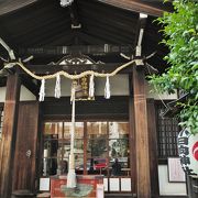 服部坂に建つ神社です