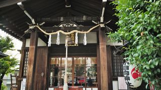 服部坂に建つ神社です