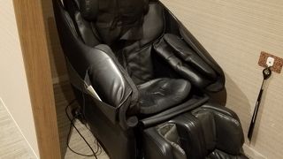 無料のマッサージチェアもあります。