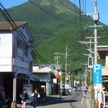 由布岳が真正面にででーんと。