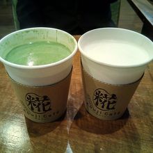 糀ラテ抹茶と糀ラテ。持ち運び用のフタを外したところです。