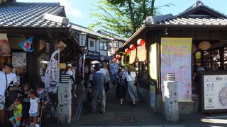 まさに横町。人でいっぱい。