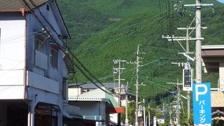 由布岳が真正面に。クルマも通るので注意。