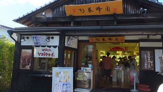 いろんな風味のはちみつが。試食して選びましょう。