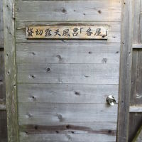 しばらく歩いたところにあります。