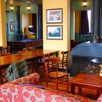 ダイニングとラウンジスペース