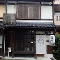 京都駅から近い、築100年以上の長屋をリノベーションしていてきれいです。