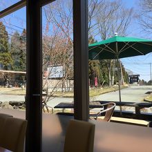 外を眺めながら