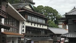 駅から新勝寺まで続く道