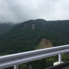 あちらこちら崩れて